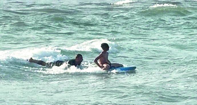 Panico in spiaggia, due fratellini trascinati dalle onde a Porto Ferro