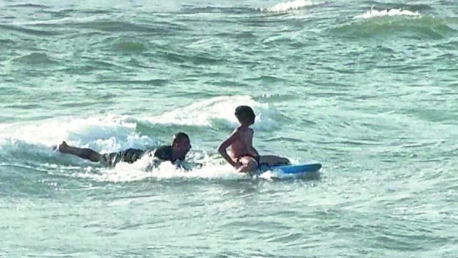 Panico in spiaggia, due fratellini trascinati dalle onde a Porto Ferro