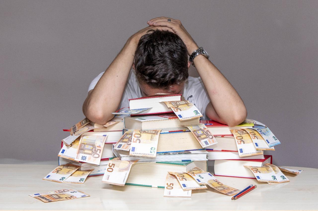 Libri di scuola sempre più cari, spesa oltre i 2.500 euro a studente