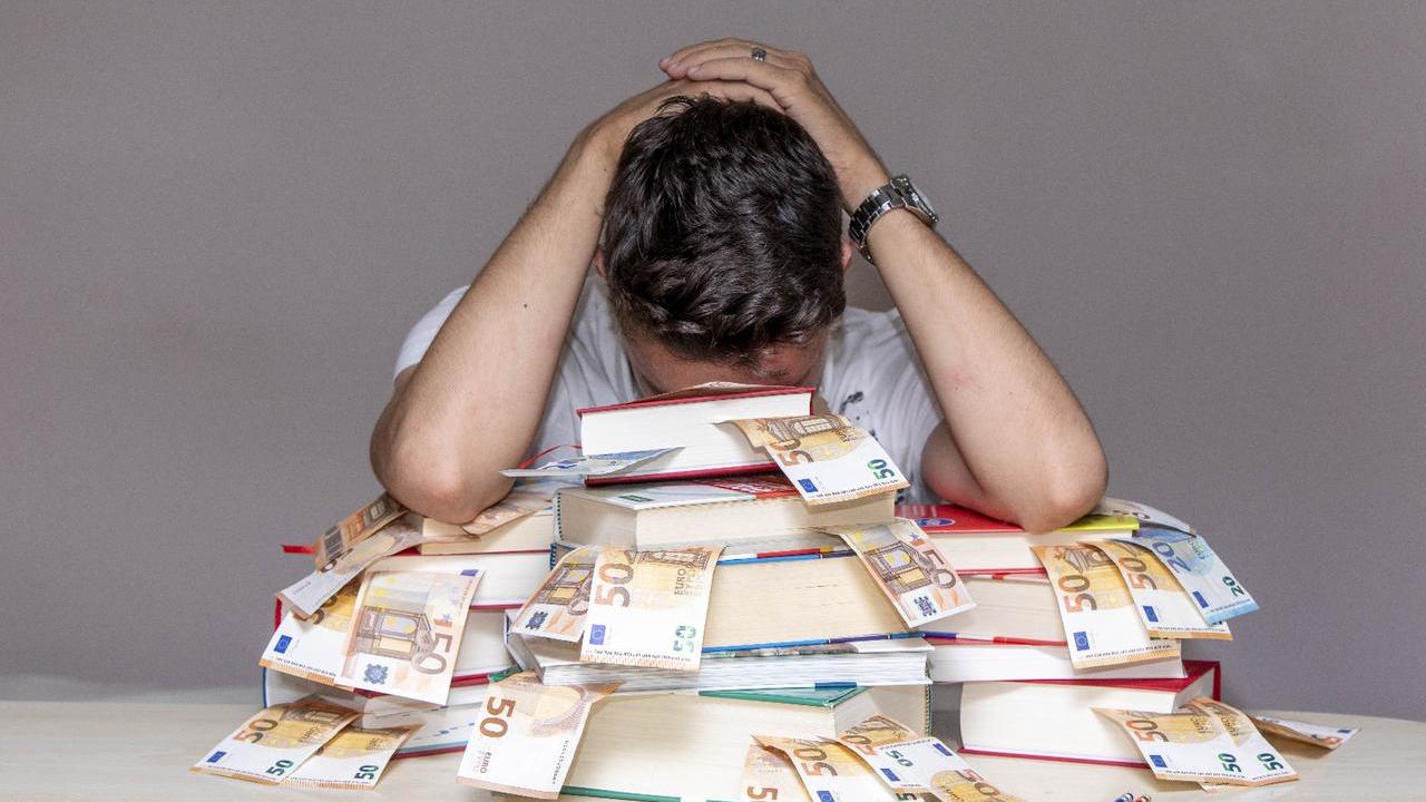 Libri di scuola sempre più cari, spesa oltre i 2.500 euro a studente