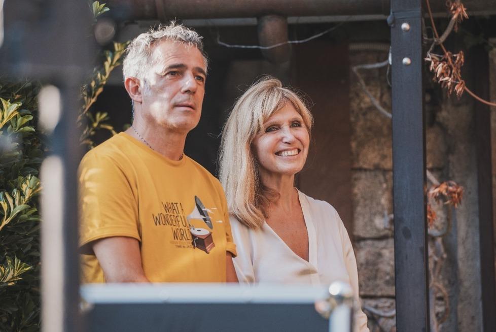 Dori Ghezzi: «Quando Fabrizio ci ha lasciati ho capito che la Sardegna è per sempre» 