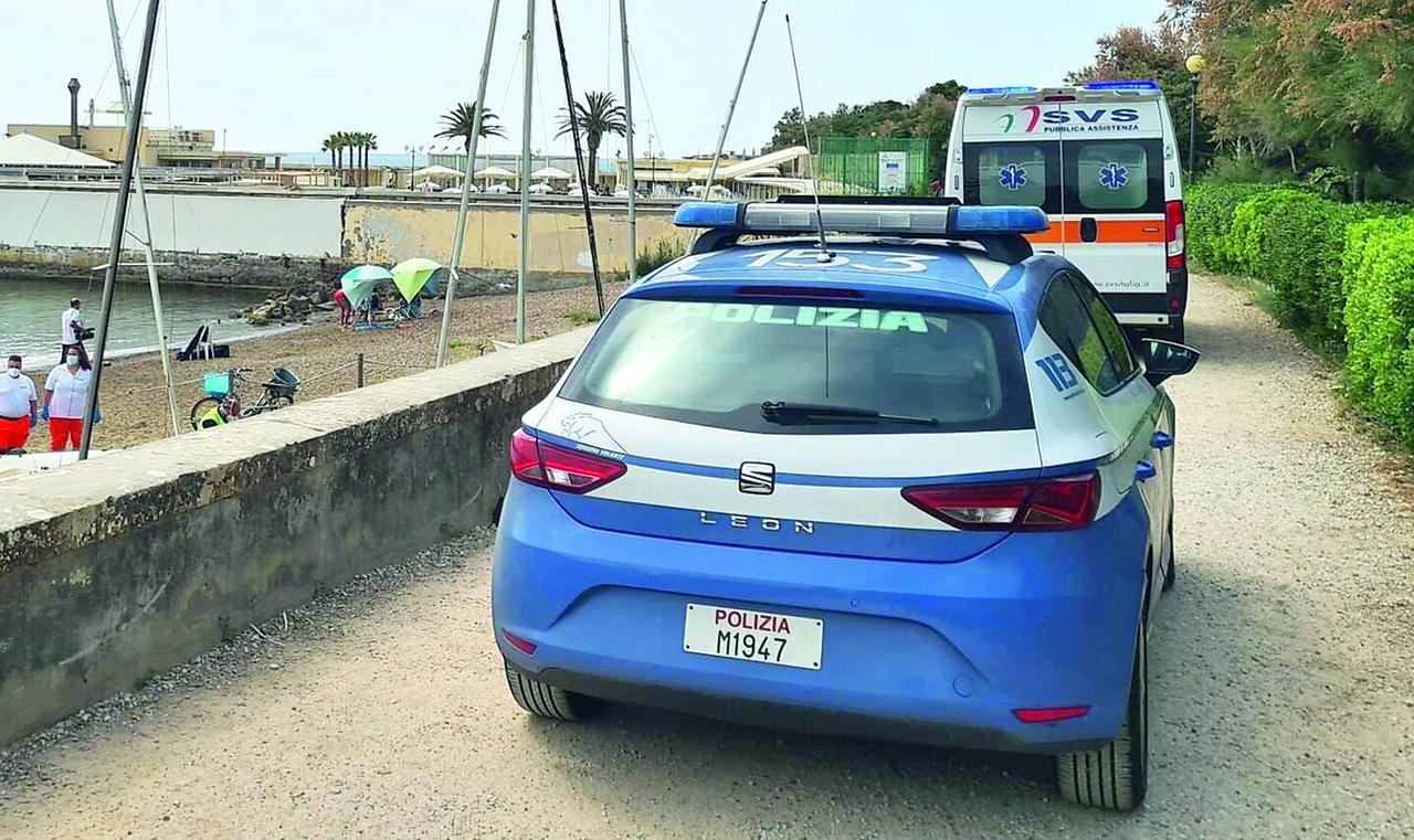 
	Un&rsquo;ambulanza della Svs e una volante della polizia di Stato vicino ai Bagni Fiume (foto d&rsquo;archivio)

