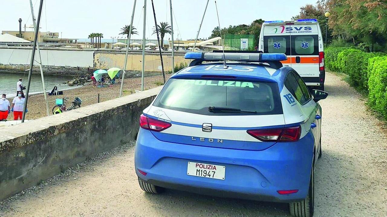 Un’ambulanza della Svs e una volante della polizia di Stato vicino ai Bagni Fiume (foto d’archivio)