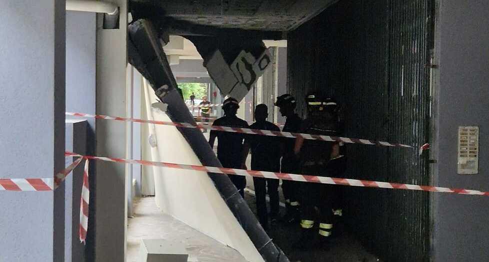 Crolla il “cappotto” del controsoffitto nel condominio rifatto col Superbonus