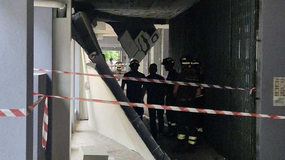 Crolla il “cappotto” del controsoffitto nel condominio rifatto col Superbonus