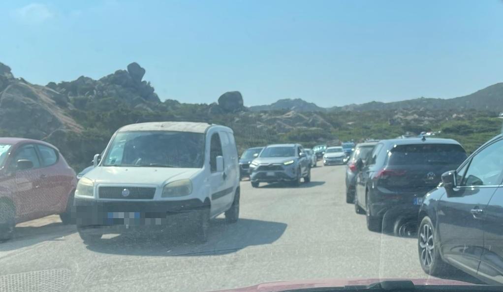 La Maddalena, da isola da sogno a giungla urbana: è caos tra soste selvagge, traffico e rifiuti