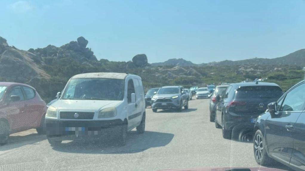 La Maddalena, da isola da sogno a giungla urbana: è caos tra soste selvagge, traffico e rifiuti