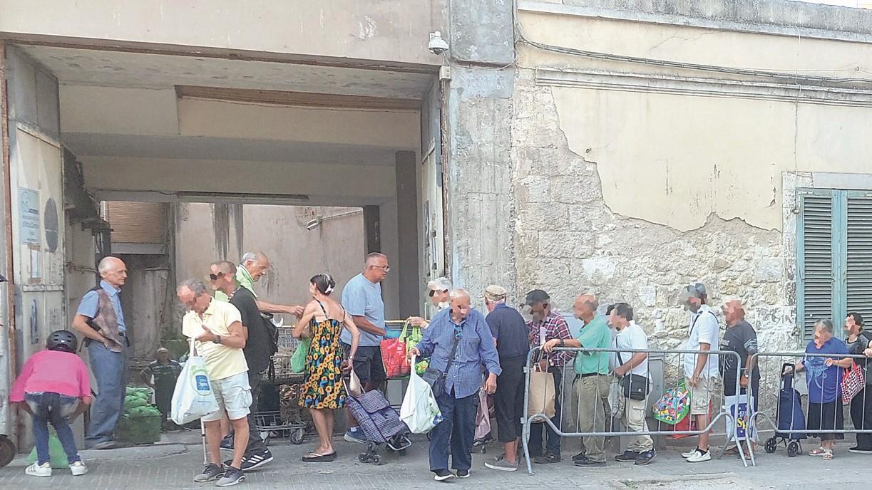 La voce di chi è in fila per un pasto: «Grazie di cuore per il bel regalo»