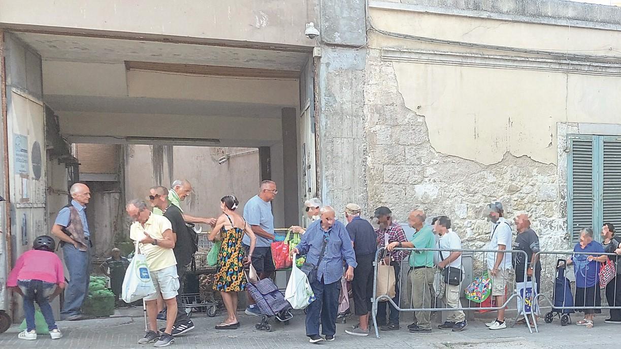 La voce di chi è in fila per un pasto: «Grazie di cuore per il bel regalo»
