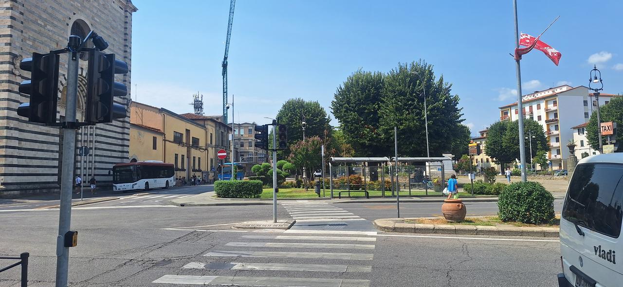 Pistoia, un nuovo semaforo pedonale a chiamata in piazza San Francesco