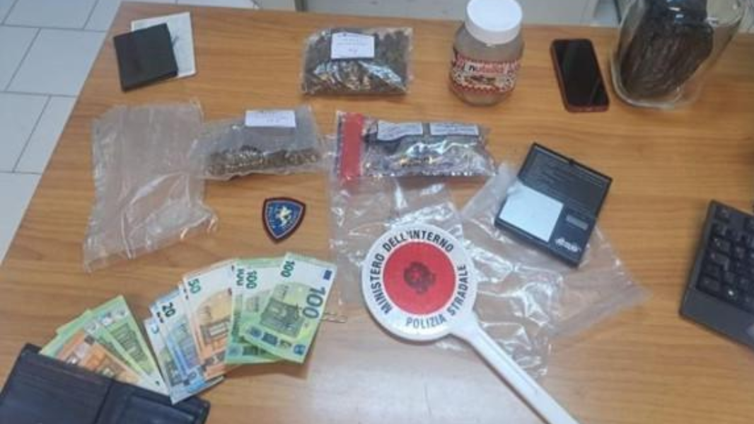 Nello zaino dosi di droga e contanti: fermato un sedicenne