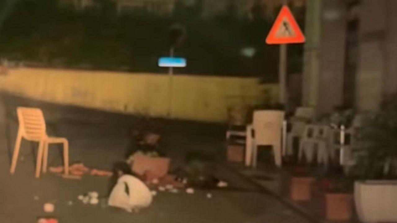 I tavoli e le sedie del ristorante in strada