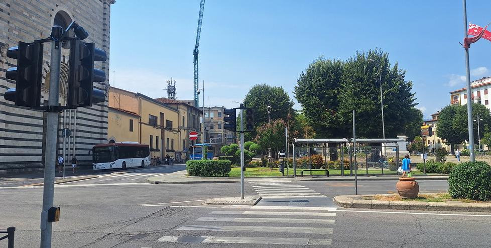 
	Il semaforo installato per l&rsquo;attraversamento pedonale in piazza San Francesco


