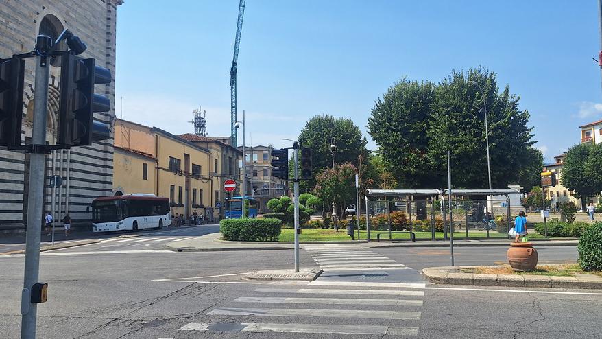 Il semaforo installato per l’attraversamento pedonale in piazza San Francesco