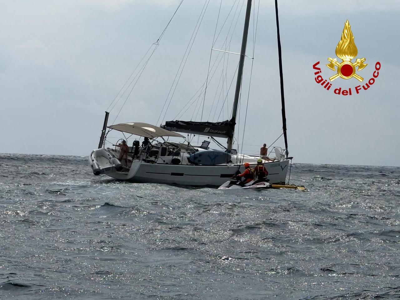 Barca a vela si incaglia a una scogliera: soccorsi i membri dell’equipaggio