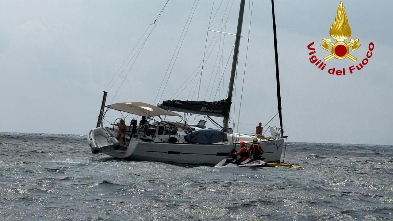 Barca a vela si incaglia a una scogliera: soccorsi i membri dell’equipaggio