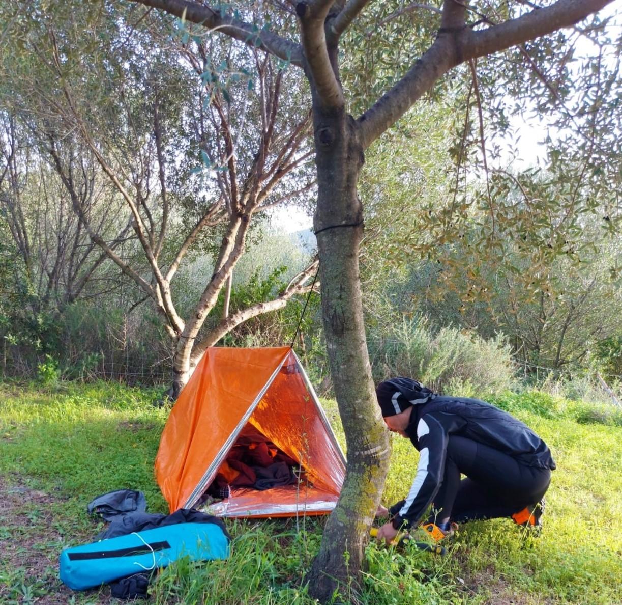 Dormire all’aperto non sarà più una sfida: ecco il corso di bivacco