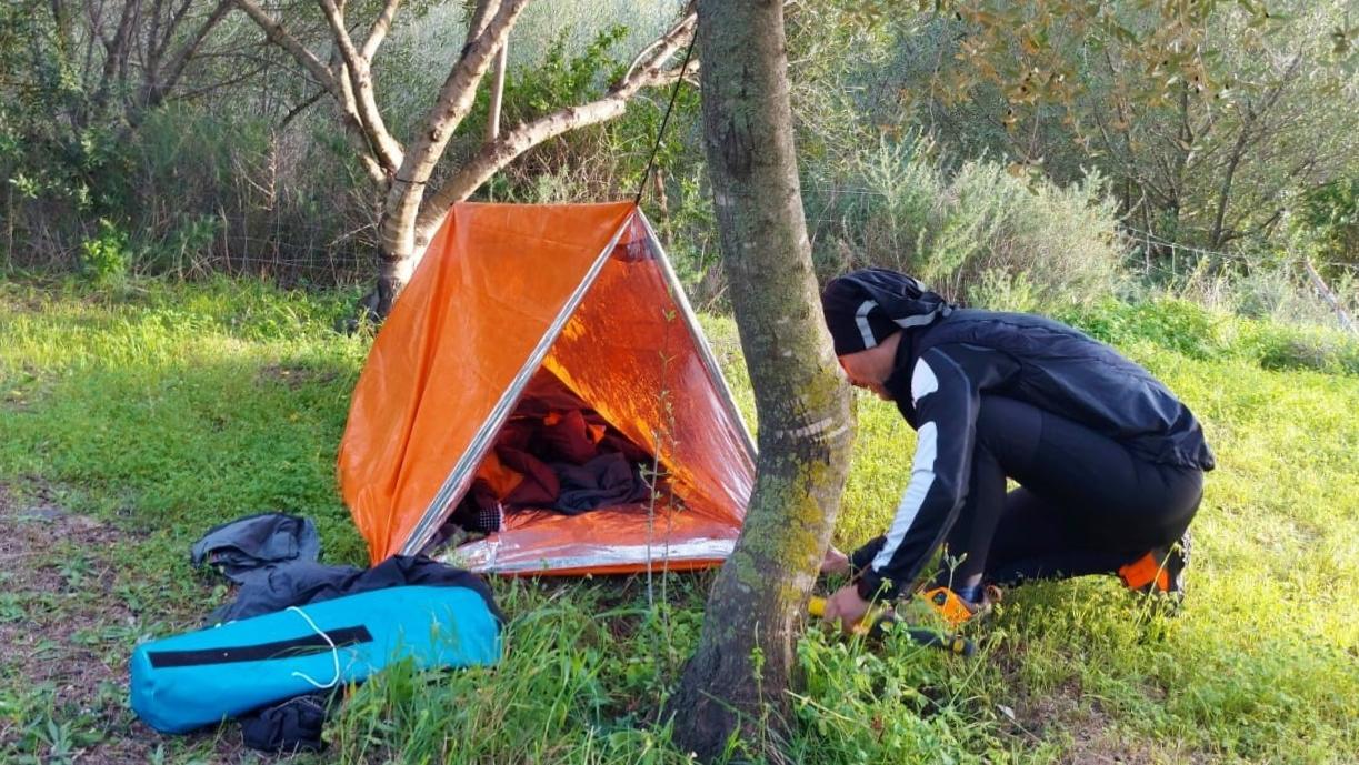 Dormire all’aperto non sarà più una sfida: ecco il corso di bivacco