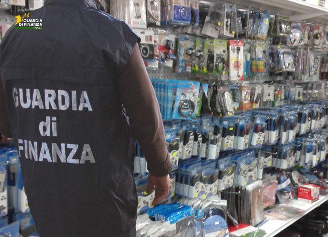 Fiamme gialle, sequestrati mille articoli contraffatti