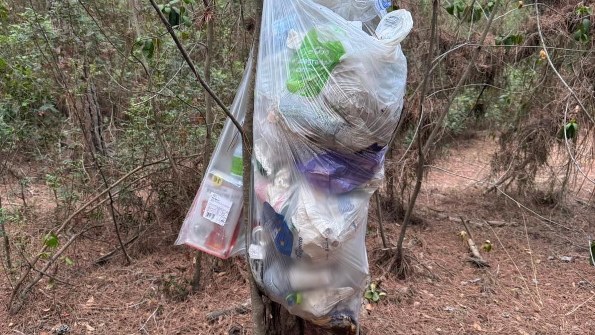 Camper, tende e rifiuti: la polizia locale scopre e smantella un campeggio abusivo