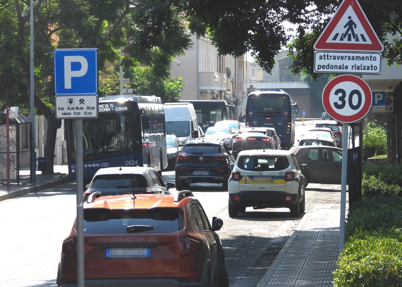 
	Il traffico nel centro storico di Oristano (foto Francesco Pinna)

