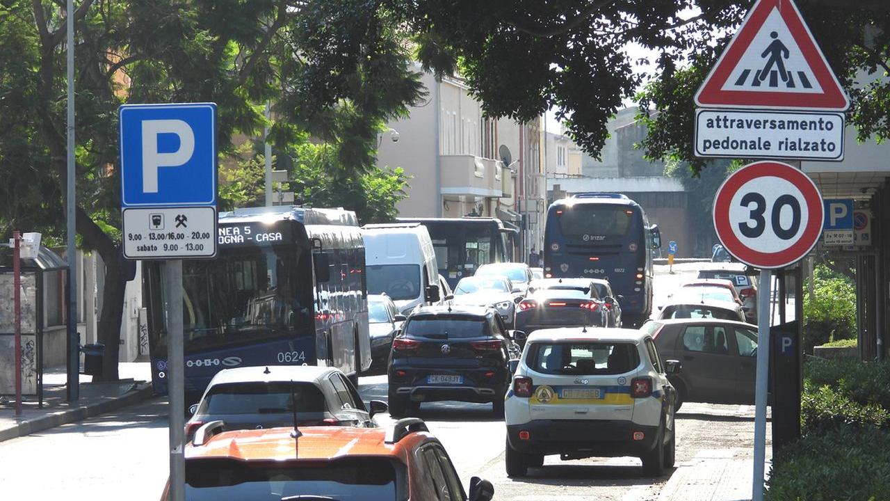 Il traffico nel centro storico di Oristano (foto Francesco Pinna)