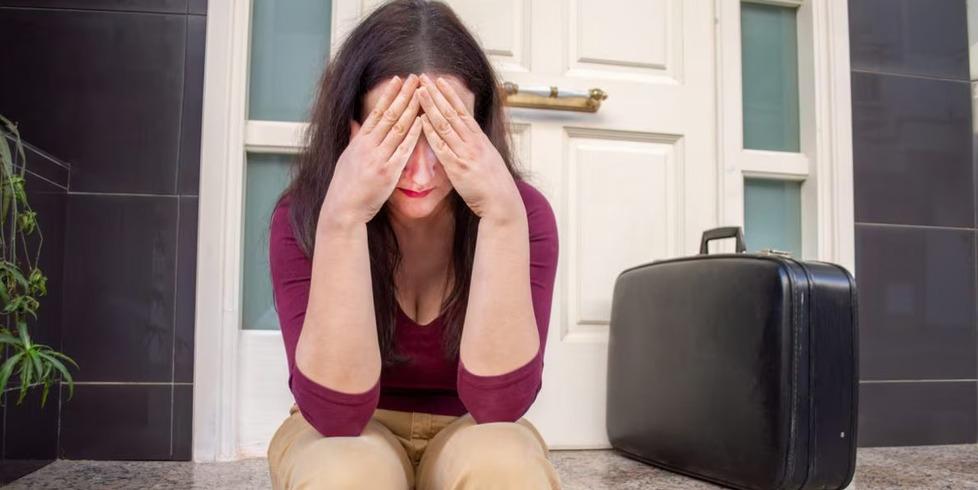 «Ho un lavoro per te, ti pagherò». Ma in realtà pretende foto hot