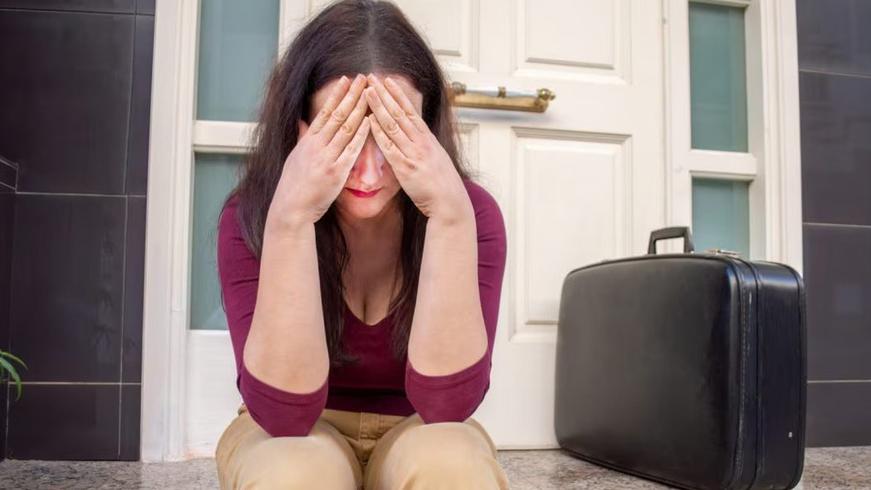 «Ho un lavoro per te, ti pagherò». Ma in realtà pretende foto hot