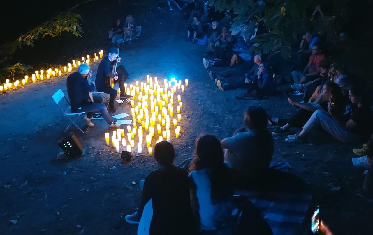 Venti minuti di cammino, poi il concerto: che successo a Ponte del diavolo