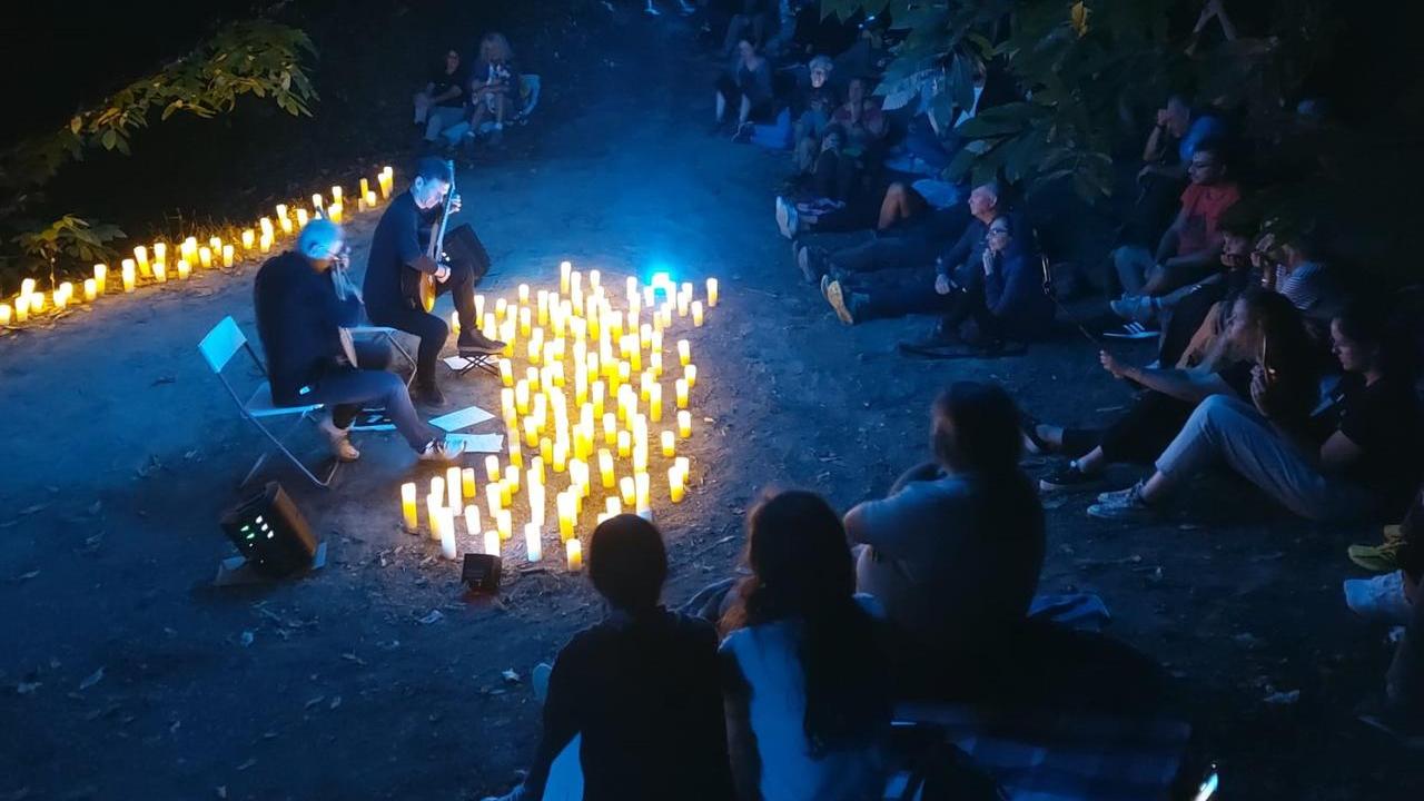 Venti minuti di cammino, poi il concerto: che successo a Ponte del diavolo