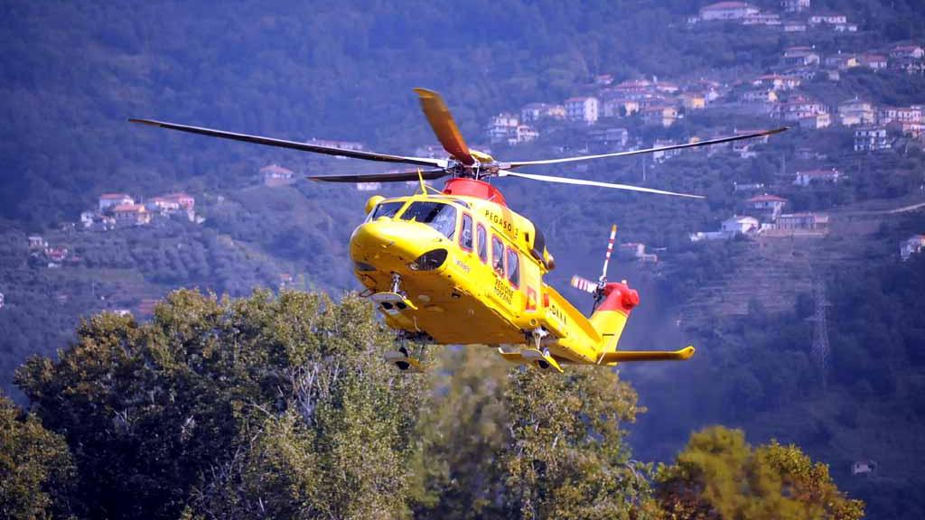 Donna sul monopattino travolta da un’auto: interviene l’elisoccorso