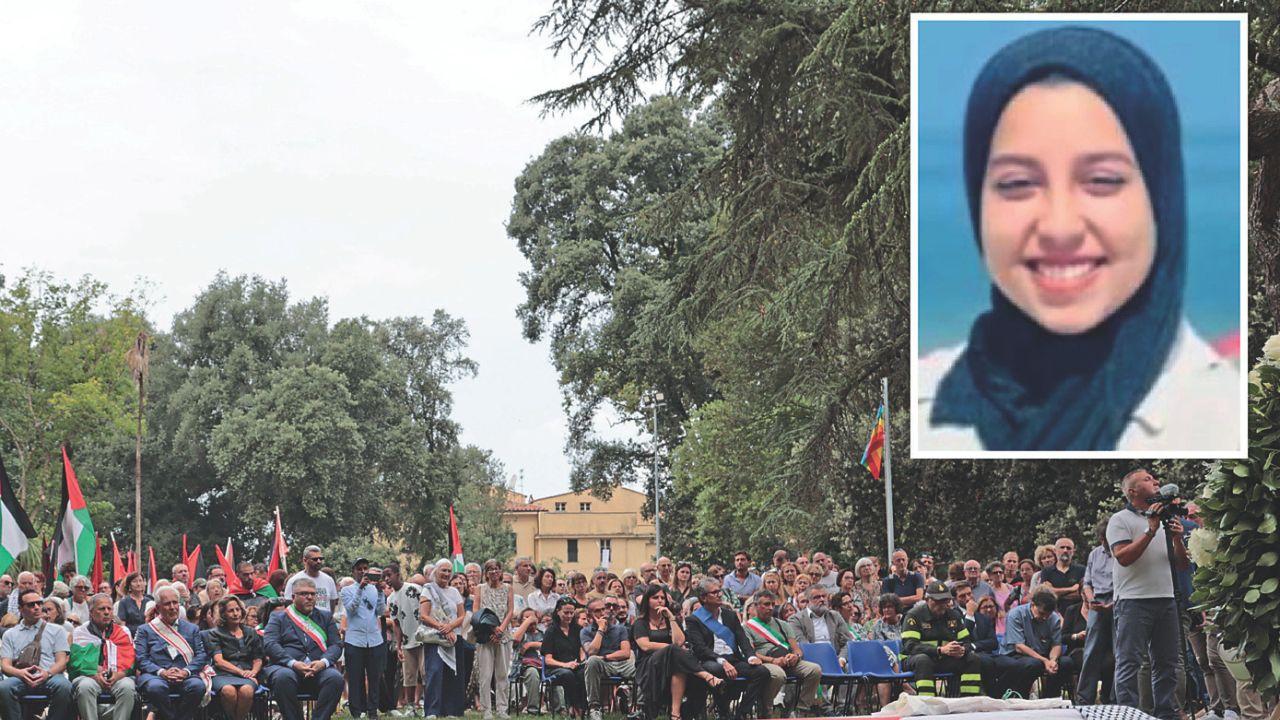 La cerimonia funebre (foto Stick) e la giovane