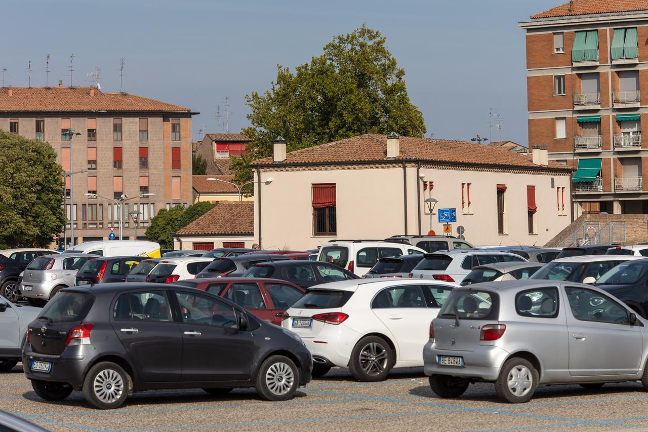 Ferrara, parcheggiatori abusivi smascherati dagli agenti che si sono finti automobilisti