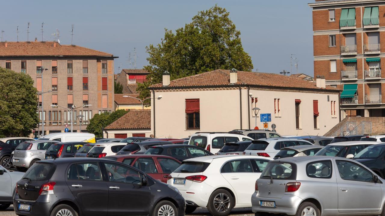 Ferrara, parcheggiatori abusivi smascherati dagli agenti che si sono finti automobilisti