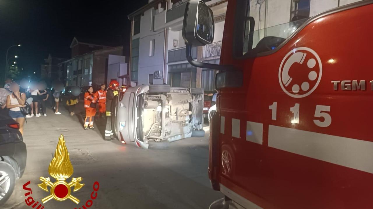 L’auto si ribalta e la ragazza rimane intrappolata all’interno: l’intervento dei vigili del fuoco