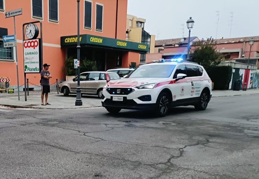 Si sente male nell’auto parcheggiata, un passante lo vede e pratica le prima manovre di rianimazione: 30enne grave