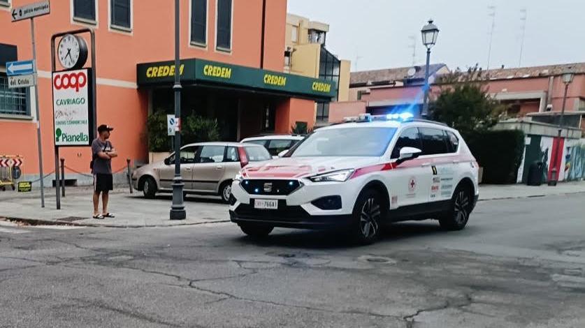 Si sente male nell’auto parcheggiata, un passante lo vede e pratica le prima manovre di rianimazione: 30enne grave