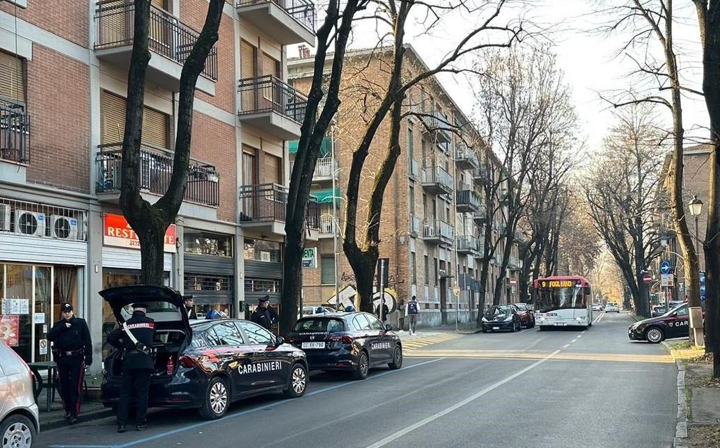 Il furto di due sacchi di patate diventa una rapina: negoziante ferito con un coccio di bottiglia. Arrestato l’assalitore