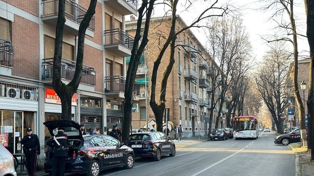 Il furto di due sacchi di patate diventa una rapina: negoziante ferito con un coccio di bottiglia. Arrestato l’assalitore