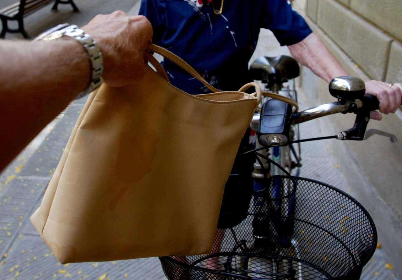 Ferrara, seguita all’ingresso di casa e derubata nell’androne
