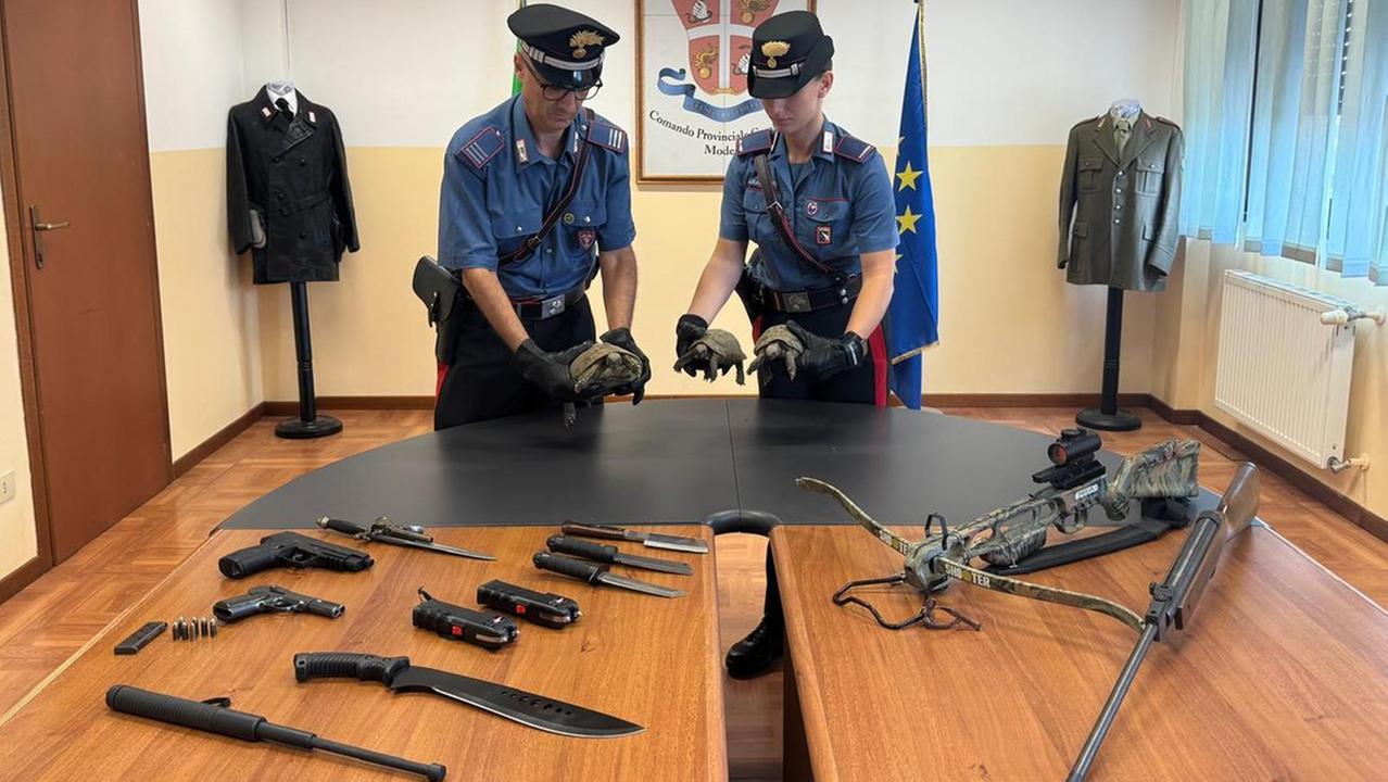 I carabinieri mostrano le tartarughe e l'arsenale sequestrato