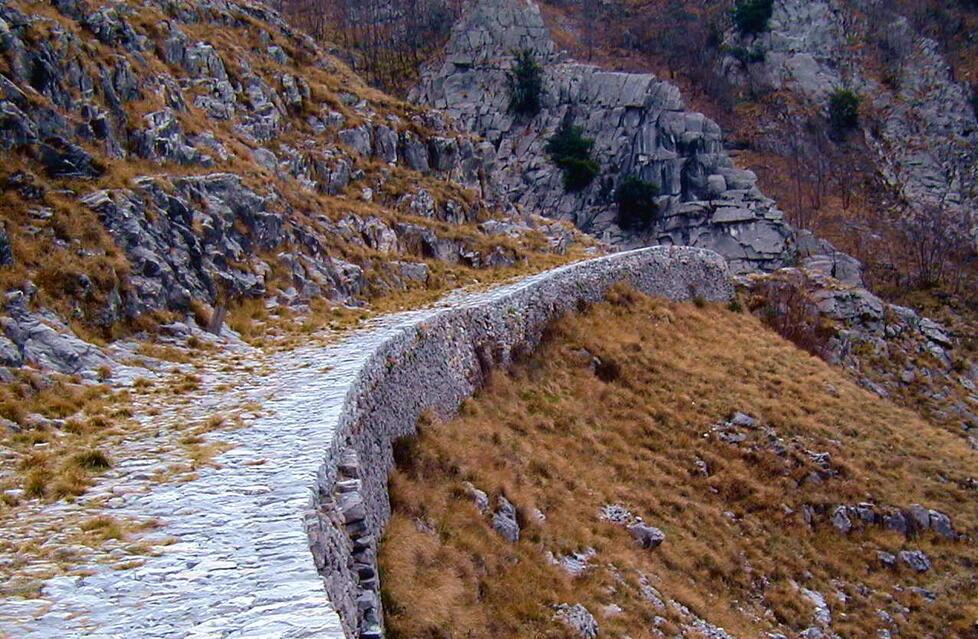 Escursioni sulle Alpi Apuane, i rischi degli escursionisti impreparati: tra chi va in ciabatte e chi parte con il caldo