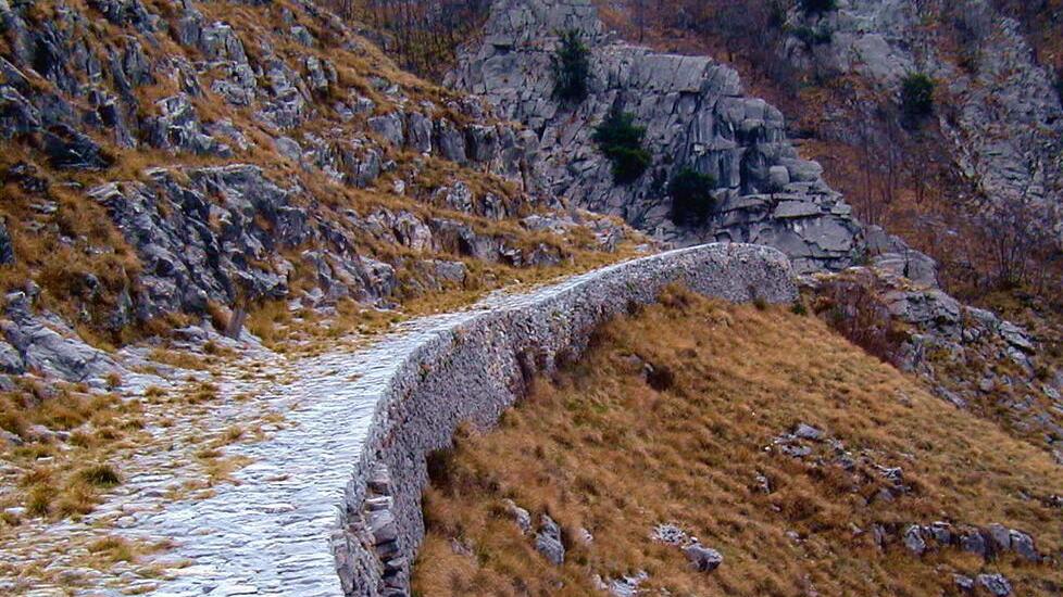 Escursioni sulle Alpi Apuane, i rischi degli escursionisti impreparati: tra chi va in ciabatte e chi parte con il caldo