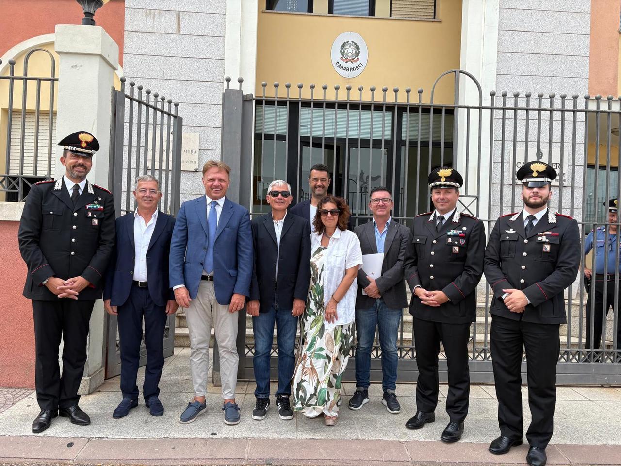 Il ministro Lollobrigida in visita alla caserma dei carabinieri di Olbia