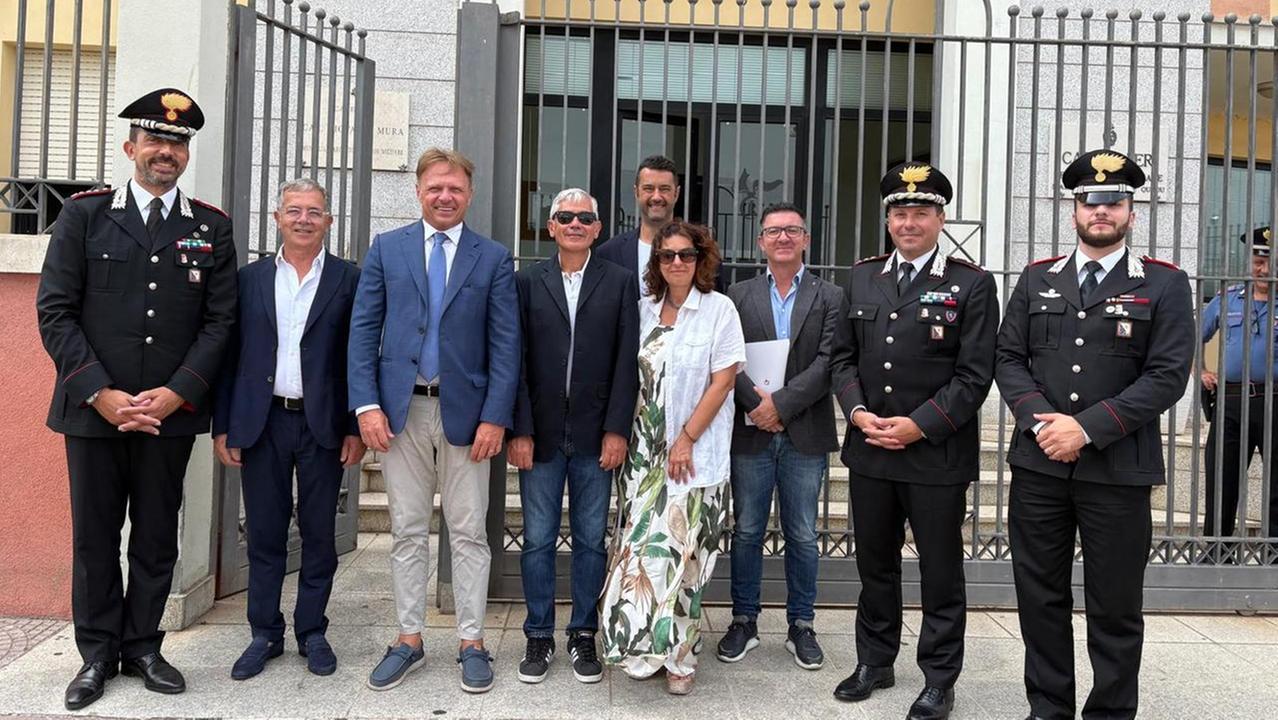 Il ministro Lollobrigida in visita alla caserma dei carabinieri di Olbia