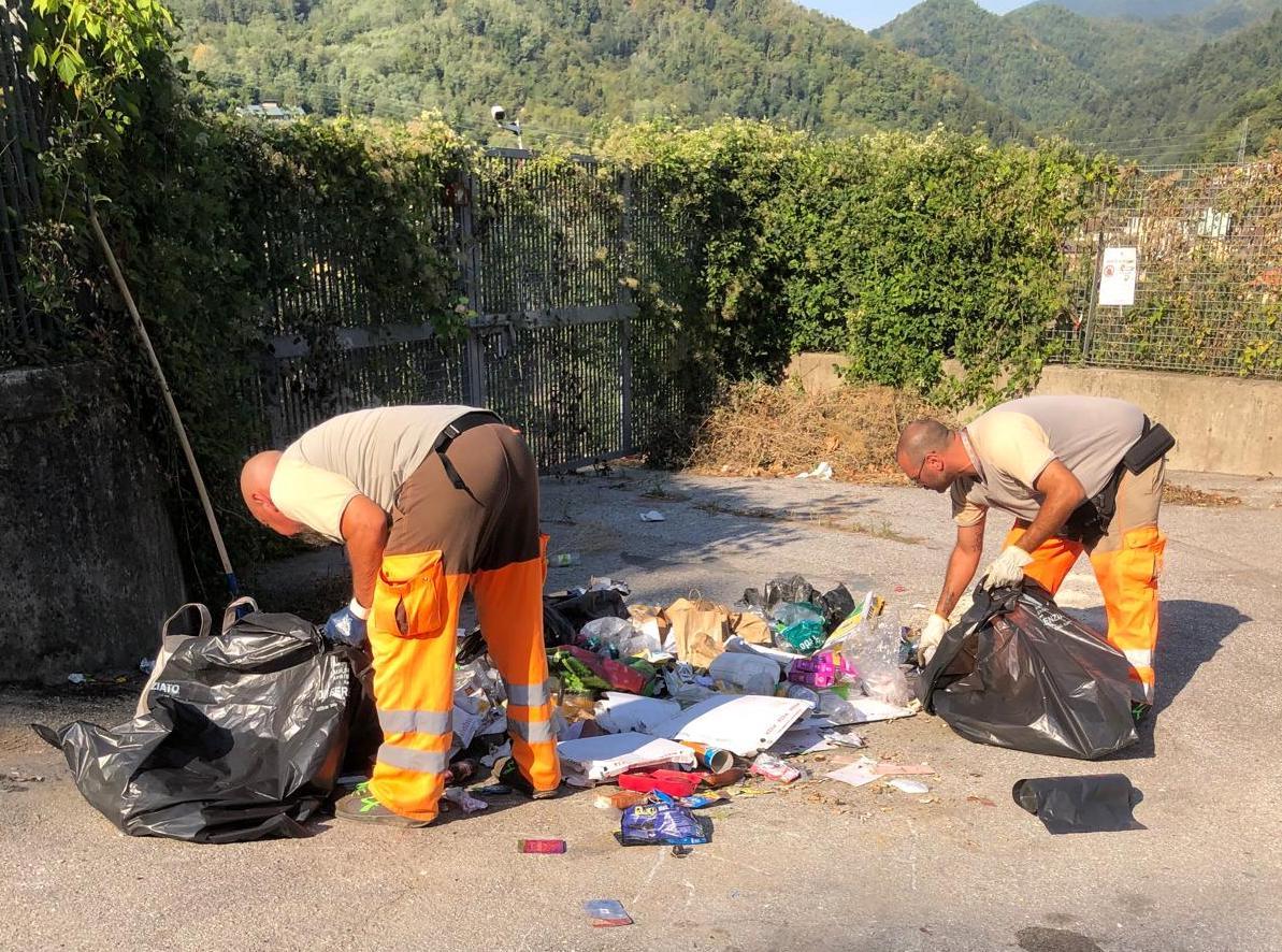 
	I dipendenti di Alia tolgono gli ultimi rifiuti dall'isola ecologica

