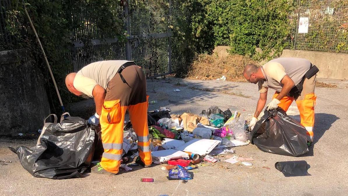 I dipendenti di Alia tolgono gli ultimi rifiuti dall'isola ecologica