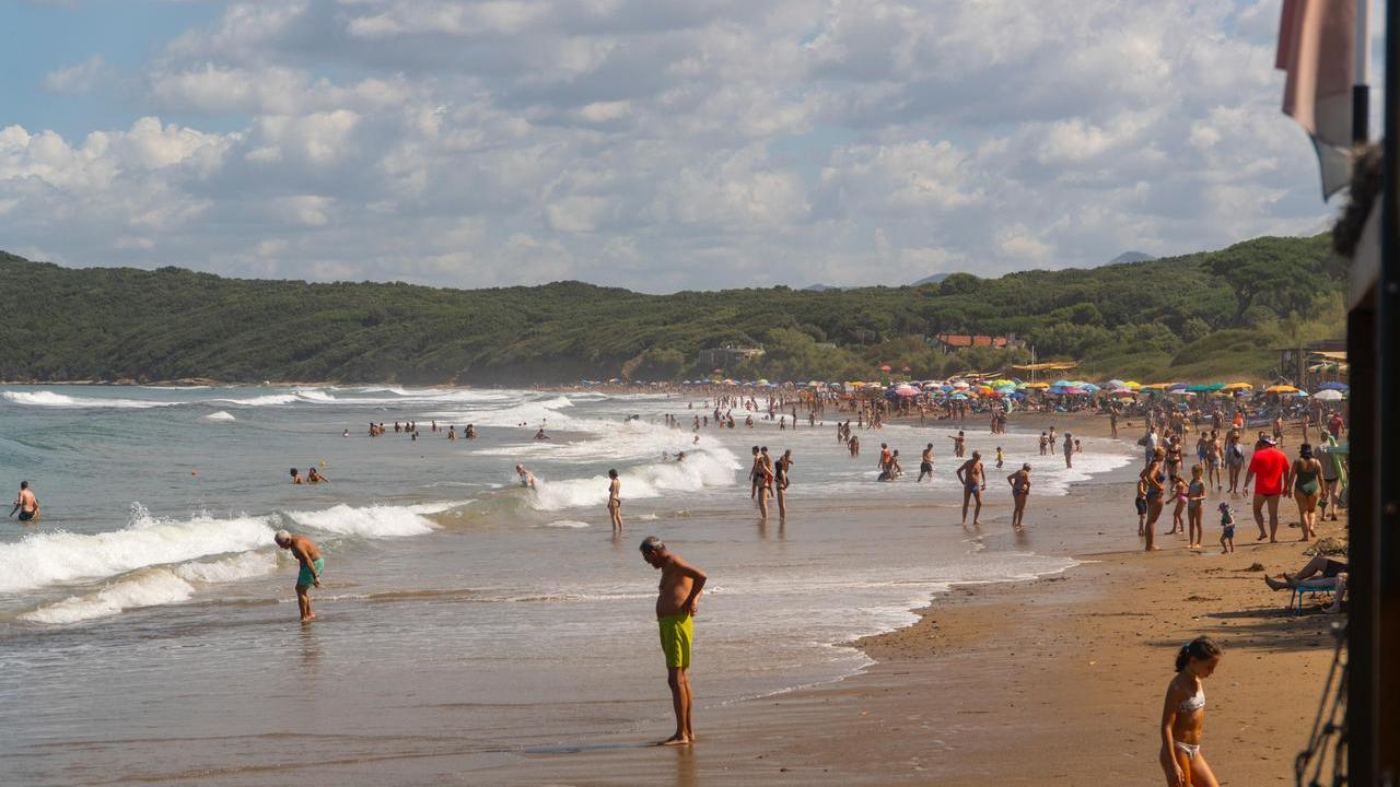 Uno scorcio della spiaggia di Baratti (foto d'archivio)