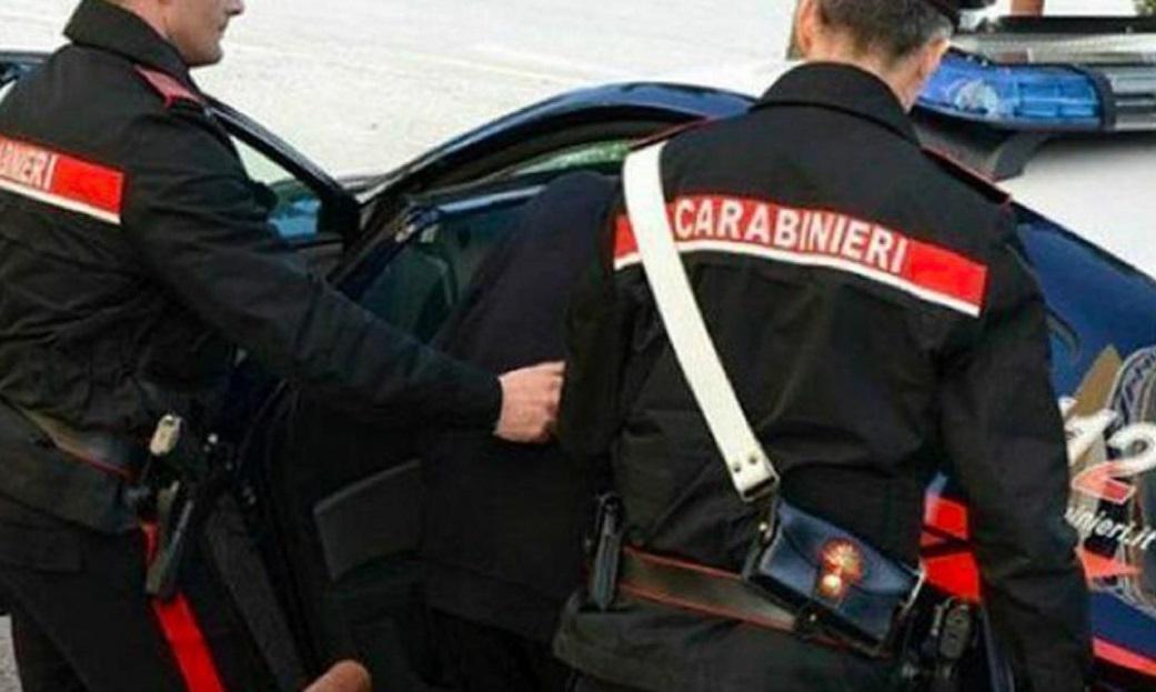 Esce dal tribunale e assalta il pullman dell’Arst: arrestato per la seconda volta