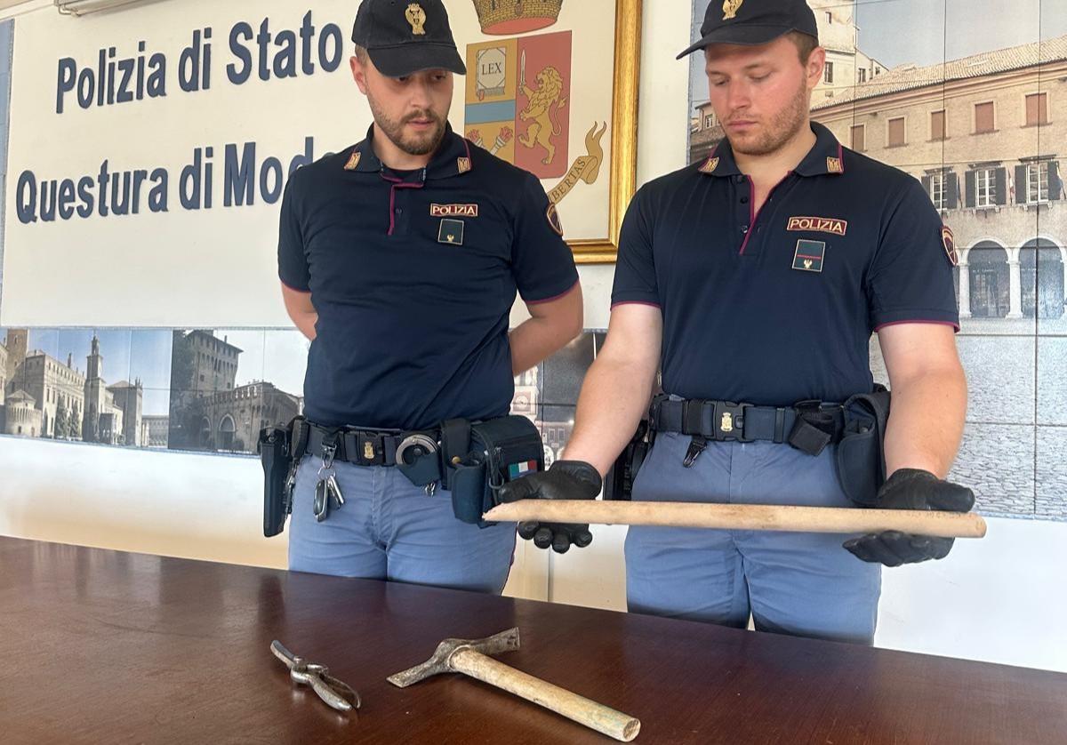 
	La spranga e il piccone utilizzati dall'aggressore

